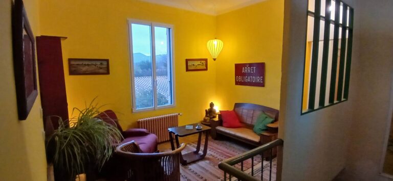 Pièce de vie spacieuse de la maison d'hôtes Le Relais de la Gare
